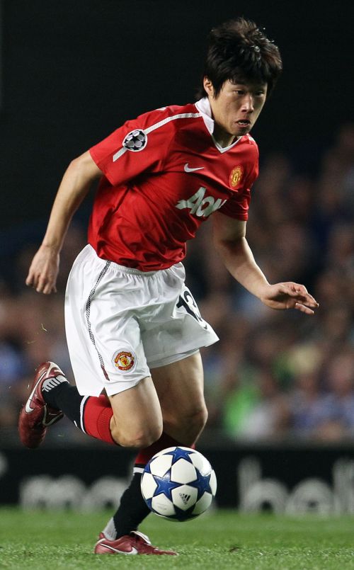 <YONHAP PHOTO-1809> Manchester United's South Korean midfielder Park Ji-Sung in action during their UEFA Champions League Quarter Final, 1st leg football match against Chelsea at Stamford Bridge, in London, on April 6, 2011. AFP PHOTO/ADRIAN DENNIS /2011-04-07 19:38:49/ <저작권자 ⓒ 1980-2011 ㈜연합뉴스. 무단 전재 재배포 금지.>
Manchester United midfielder Park Ji-sung     AFP-Yonhap News