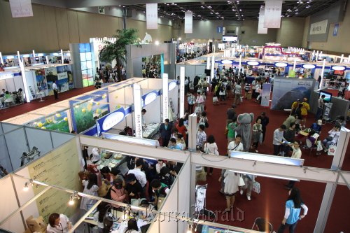 Visitors browse last year’s Hana Tour International Travel Show at KINTEX in Goyang, Gyeonggi Province. Hana Tour Services Inc.
Visitors browse last year’s Hana Tour International Travel Show at KINTEX in Goyang, Gyeonggi Province. Hana Tour Services Inc.