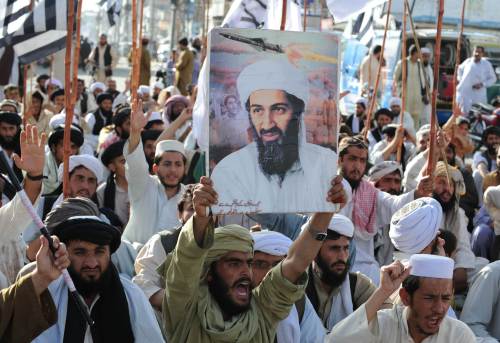 <YONHAP PHOTO-0392> Supporters of hardline pro-Taliban party Jamiat Ulema-i-Islam-Nazaryati (JUI-N) shout anti-US slogans during a protest in Quetta on May 2, 2011 after the killing of Osama Bin Laden by US Special Forces in a ground operation in Pakistan's hill station of Abbottabad. Pakistan said that the killing of Osama bin Laden in a US operation was a "major setback" for terrorist organisations and a "major victory" in the country's fight against militancy. AFP PHOTO/BANARAS KHAN /2011-05-03 01:50:11/ <저작권자 ⓒ 1980-2011 ㈜연합뉴스. 무단 전재 재배포 금지.>
Supporters of hardline pro-Taliban party Jamiat Ulema-i-Islam-Nazaryati shout anti-U.S. slogans during a protest in Quetta, Pakistan on Monday.     AFP-Yonhap News