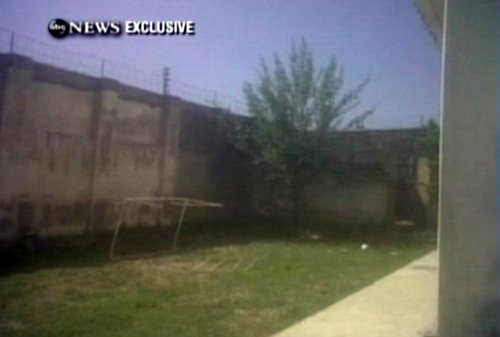 This frame grab from video obtained exclusively by ABC News, on Monday, May 2, 2011, shows a section of the compound where it is believed al-Qaida leader Osama bin Laden lived in Abbottabad, Pakistan. Bin Laden, the face of global terrorism and mastermind of the Sept. 11, 2001, attacks, was tracked down and shot to death in Pakistan, Monday, May 2, 2011, by an elite team of U.S. forces, ending an unrelenting manhunt that spanned a frustrating decade. (AP-Yonhap News)