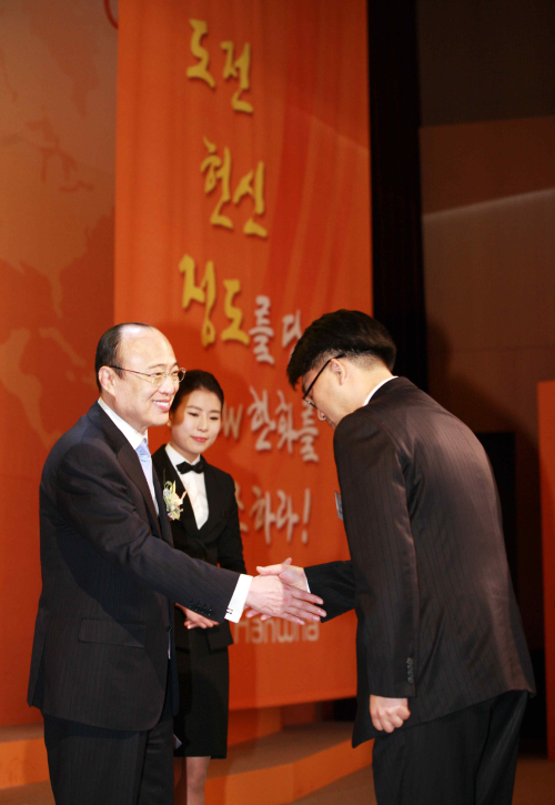 <YONHAP PHOTO-1297> 한화 핵심가치선포식 (서울=연합뉴스) 김승연 한화그룹 회장이 지난 2일 오후 한화 인재경영원에서 열린 한화그룹 핵심가치 선포식에서 임직원 대표로부터 핵심가치 선서문을 받은 후 악수 하고 있다. 2011.5.3 << 한화 >> photo@yna.co.kr/2011-05-03 09:24:24/ <저작권자 ⓒ 1980-2011 ㈜연합뉴스. 무단 전재 재배포 금지.>
Hanwha Group chairman Kim Seung-youn (left) shakes hands with a representative of Hanwha employees at the ceremony declaring the group’s new core values at the Hanwha HRD Center in Gyeonggi Province on Monday.  Yonhap News