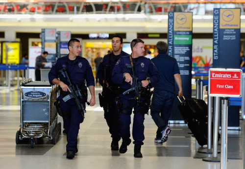 <YONHAP PHOTO-0866> LOS ANGELES, CA - MAY 02: Los Angeles Airport Police patrol the Tom Bradley terminal at Los Angeles International Aiport on May 2, 2011 in Los Angeles, California. Security presence has been escalated at airports, train stations and public places after the killing of Osama Bin Laden by the United States in Abbottabad, Pakistan. Kevork Djansezian/Getty Images/AFP== FOR NEWSPAPERS, INTERNET, TELCOS & TELEVISION USE ONLY == /2011-05-03 05:56:59/ <저작권자 ⓒ 1980-2011 ㈜연합뉴스. 무단 전재 재배포 금지.>
Airport police patrol the Tom Bradley terminal at Los Angeles International Aiport in California on Monday.     AFP-Yonhap News