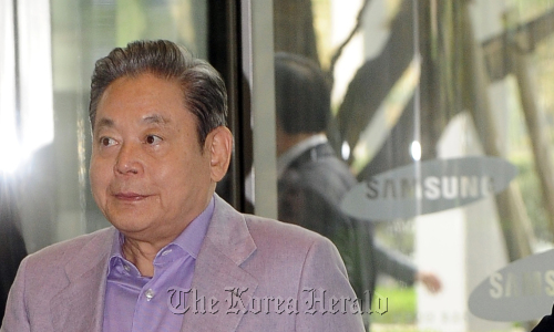 Samsung Group Chairman Lee Kun-hee arrives at the conglomerate’s headquarters in Seocho-dong, southern Seoul on Tuesday.
Park Hae-mook/The Korea Herald