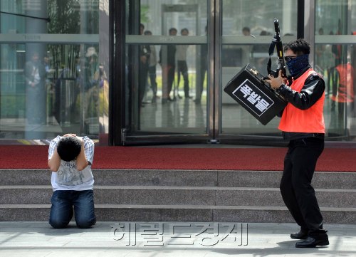 3일 오후 최근 발생한 일본 대지진 발생에 따른 대비계획의 일환으로 지진에 취약한 고층건물이 밀집한 서초구의 지역적 특성을 고려하여 LG전자 서초 R&D캠퍼스 빌딩에서  민관군 통합지진 대비 가상훈련을 실시했다. 이상섭 기자 babtong@heraldm.com 2011.05.03
3일 오후 최근 발생한 일본 대지진 발생에 따른 대비계획의 일환으로 지진에 취약한 고층건물이 밀집한 서초구의 지역적 특성을 고려하여 LG전자 서초 R&D캠퍼스 빌딩에서  민관군 통합지진 대비 가상훈련을 실시했다. 이상섭 기자 babtong@heraldm.com 2011.05.03
