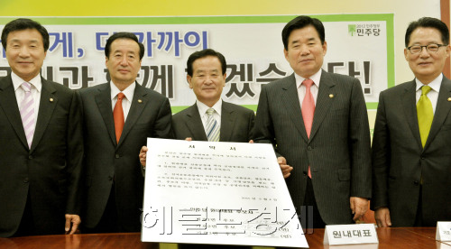 차기 민주당 원내대표 경선에 출사표를 던진 유선호(왼쪽두번째부터), 강봉균, 김진표 의원이 4일 오전 국회에서 열린 공명선거 서약식에서 보도진을 향해 포즈를 취하고 있다.양동출dcyang@heraldm.com/110504/
차기 민주당 원내대표 경선에 출사표를 던진 유선호(왼쪽두번째부터), 강봉균, 김진표 의원이 4일 오전 국회에서 열린 공명선거 서약식에서 보도진을 향해 포즈를 취하고 있다.양동출dcyang@heraldm.com/110504/
차기 민주당 원내대표 경선에 출사표를 던진 유선호(왼쪽 두번째부터), 강봉균, 김진표 의원이 4일 오전 국회에서 열린 공명선거 서약식에서 보도진을 향해 포즈를 취하고 있다. 경선은 13일 열린다.
양동출 기자/dcyang@heraldm.com