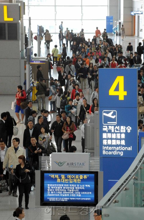 5월 5일어린이날과 5월 10일 석가탄신일이 끼여 징검다리 프리미어토토가 시작되는 4일 오전 인천공항 출국장에는 많은 사람들이 해외여행을 하기 위해 북적되고 있다.<br alt=