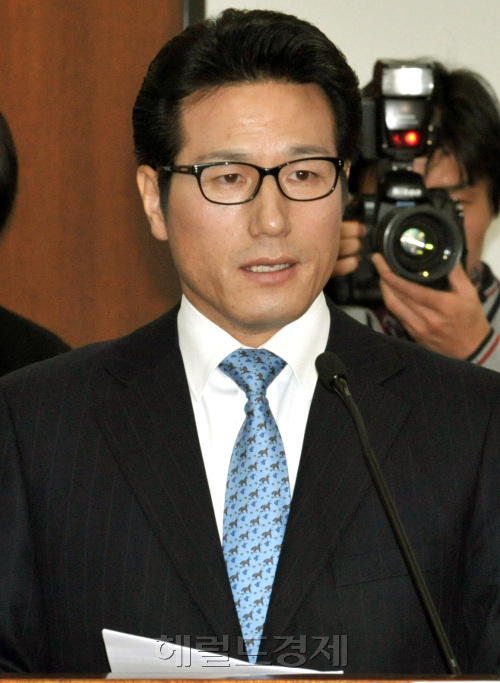 정병국 문화체육관광부 장관 후보자가 17일 국회 문화체육관광방송통신위원회에서 열린 인사청문회에서 모두발언을 하고 있다.양동출dcyang@heraldm.com/110117/
정병국 문화체육관광부 장관 후보자가 17일 국회 문화체육관광방송통신위원회에서 열린 인사청문회에서 모두발언을 하고 있다.양동출dcyang@heraldm.com/110117/