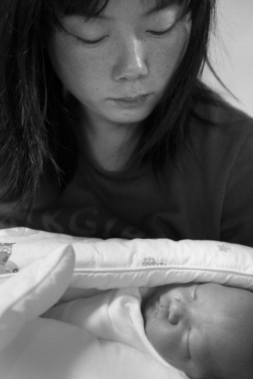 A member of Mama Mia unwed mothers’ support group with her baby. The group has helped organize Korea’s first Single Mom’s Day to be held on May 11.
A member of Mama Mia unwed mothers’ support group with her baby. The group has helped organize Korea’s first Single Mom’s Day to be held on May 11.
