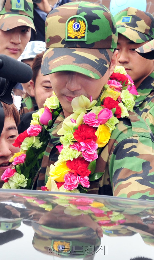 4일 오전 배우 조인성이 전역을 해 경기도 오산 공군작전사령부 후문으로 나와 차를 타고 귀가 하고 있다.<br />김명섭 기자 msiron@
4일 오전 배우 조인성이 전역을 해 경기도 오산 공군작전사령부 후문으로 나와 차를 타고 귀가 하고 있다.
김명섭 기자 msiron@