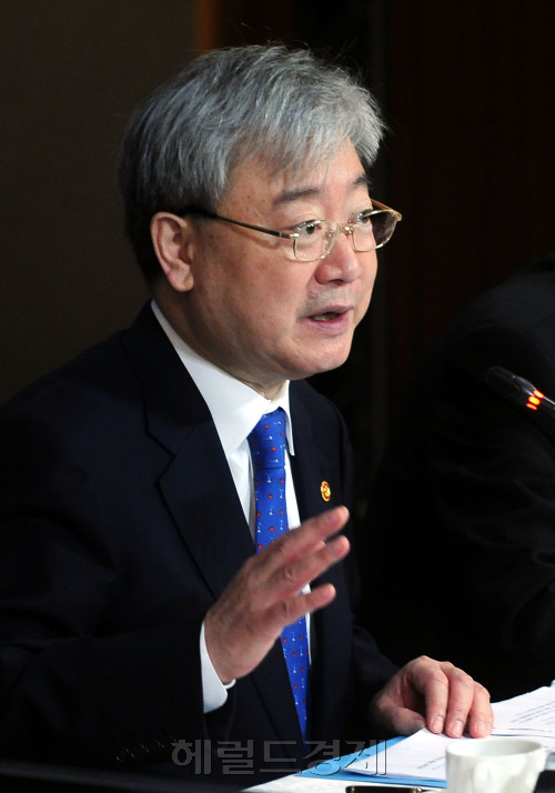 전국경제인연합회가 4일 오전 서울 롯데호텔에서 김석동 프랑스 토토사이트위원회 위원장을 초청해 2011년 제1차 전경련 경제정책위원회를 개최한 가운데 김석동 프랑스 토토사이트위원회 위원장이 강연을 하고 있다. 박해묵 기자/mook@heraldm.com