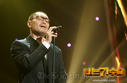 Korean rock singer Yim Jae-beom stages a powerful performance of “For You” on MBC’s singer survival program “I am a Singer” on Sunday.    MBC