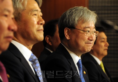 전국경제인연합회가 4일 오전 서울 롯데호텔에서 김석동 금융위원회 위원장을 초청해 2011년 제1차 전경련 경제정책위원회를 개최한 가운데 김석동 금융위원회 위원장이 굳은 표정으로 회의에 참석하고 있다. 박해묵 기자/mook@heraldm.com
전국경제인연합회가 4일 오전 서울 롯데호텔에서 김석동 금융위원회 위원장을 초청해 2011년 제1차 전경련 경제정책위원회를 개최한 가운데 김석동 금융위원회 위원장이 굳은 표정으로 회의에 참석하고 있다. 박해묵 기자/mook@heraldm.com