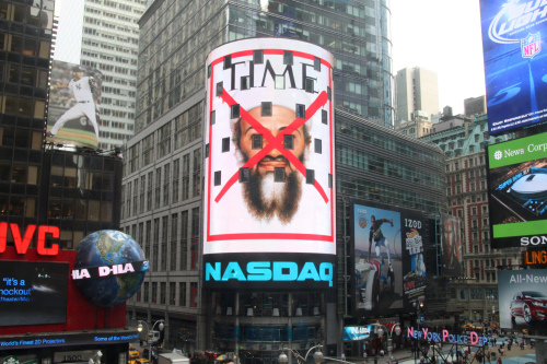 <YONHAP PHOTO-0021> This Monday, May 2, 2011 photo, provided by NASDAQ OMX Group, shows the cover of a special issue of Time magazine on the death of Osama bin Laden displayed on the Nasdaq screen in New York's Times Square. The issue, featuring a red ?X? over bin Laden?s face, will hit newsstands on Thursday, May 5, 2011. The magazine says it is the fourth cover in TIME?s history to feature the red ?X.? Other covers showed Adolf Hitler on May 7, 1945, Saddam Hussein on April 21, 2003, and Abu Musab al-Zarqawi on June 19, 2006. (AP Photo/NASDAQ OMX Group, Inc.)/2011-05-04 00:25:09/ <저작권자 ⓒ 1980-2011 ㈜연합뉴스. 무단 전재 재배포 금지.>
The cover of a special issue of Time magazine on the death of Osama bin Laden displayed on the Nasdaq screen in New York’s Times Square.  AP-Yonhap News