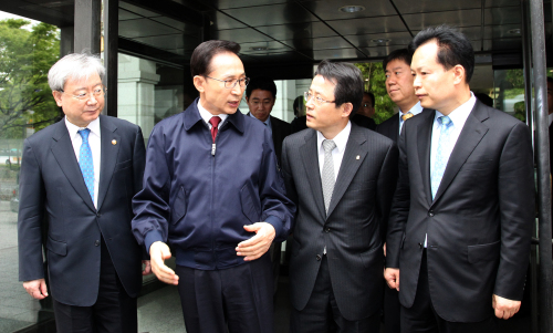 <YONHAP PHOTO-0973> 李대통령, 금감원 방문해 감독부실 질책 (서울=연합뉴스) 김병만 기자 = 이명박 대통령이 4일 오전 서울 여의도 금융감독원을 예고없이 방문, 감독부실에 대해 질책한 후 권혁세 금감원장, 김석동 금융위원장(왼쪽)에게 재당부의 말을 전하고 있다. 오른쪽은 백용호 청와대 정책실장. 2011.5.4 kimb01@yna.co.kr/2011-05-04 13:42:58/ <저작권자 ⓒ 1980-2011 ㈜연합뉴스. 무단 전재 재배포 금지.>
President Lee Myung-bak speaks to Financial Supervisory Service governor Kwon Hyouk-se (right) and Financial Services Commission chairman Kim Seok-dong (left) after rebuking the financial watchdog for complacency during a surprise visit to the FSS on Wednesday in the wake of a financial scandal involving a savings bank in Busan. Yonhap News