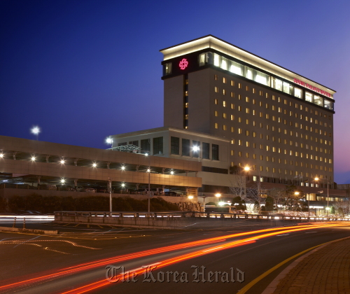 The newly-renovated Seoul Palace Hotel, which is preparing to apply for an upgrade its rating from four-mugunghwa to five-mugunghwa later this month. Seoul Palace Hotel