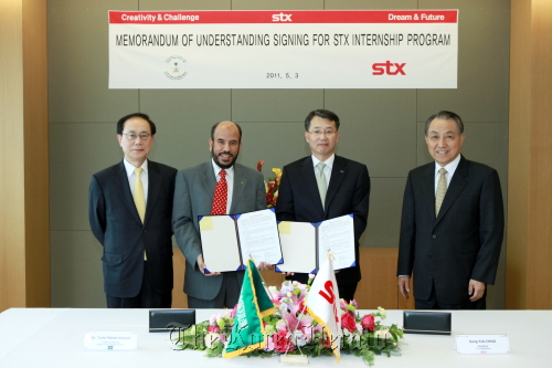 STX Group chairman Kang Duk-soo (right) with officials after STX Corp. president Choo Sung-yob (second from right) and head of Saudi Arabian Culture Mission Turki Fahad Al Ayyar signed a MOU to collaborate in internships for Saudi students at the company’s office in Seoul on Wednesday. STX Group