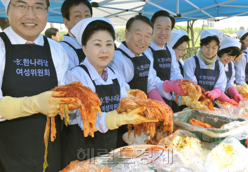 최근 채소값 폭락으로 어려움을 겪고있는 농가를 돕기위해 한나라당 김소남(왼족두번재) 의원을 비롯한 의원들이 4일 오전 국회 후생관앞에서 "농촌사랑 김치 담그기" 행사를 열고 배추 소비 바자회를 하고 있다.양동출dcyang@heraldm.com/110504/
최근 채소값 폭락으로 어려움을 겪고있는 농가를 돕기위해 한나라당 김소남(왼족두번재) 의원을 비롯한 의원들이 4일 오전 국회 후생관앞에서 "농촌사랑 김치 담그기" 행사를 열고 배추 소비 바자회를 하고 있다.양동출dcyang@heraldm.com/110504/