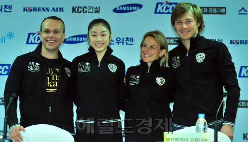 오는 6-8일 서울 잠실 실내체육관 특설 아이스링크에서 열리는 KCC 스위첸 All That State Spring 2011을 앞두고 피겨 스케이터 김연아 선수와 데이비드 윌슨 예술감독등이 4일 오후 기자회견에 앞서 포즈를 취하고 있다.<br />김명섭 기자 msiro@
오는 6-8일 서울 잠실 실내체육관 특설 아이스링크에서 열리는 KCC 스위첸 All That State Spring 2011을 앞두고 피겨 스케이터 김연아 선수와 데이비드 윌슨 예술감독등이 4일 오후 기자회견에 앞서 포즈를 취하고 있다.
김명섭 기자 msiro@