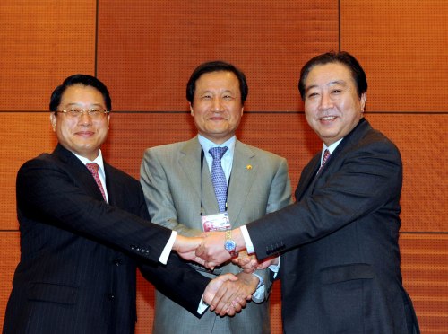South Korea’s Finance Minister Yoon Jeung-hyun (center) meets with China’s Deputy Finance Minister Li Yong (left) and Japan’s Finance
Minister Yoshihiko Noda ahead of ADB annual conference in Hanoi, Vietnam on Wednesday. (Yonhap News)