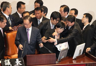 Opposition lawmakers and security guards scuffle near the seat of Speaker Park Hee-tae, before he opened the plenary session for the vote on the Korea-EU free trade agreement in the National Assembly on Wednesday. (Yonhap News)