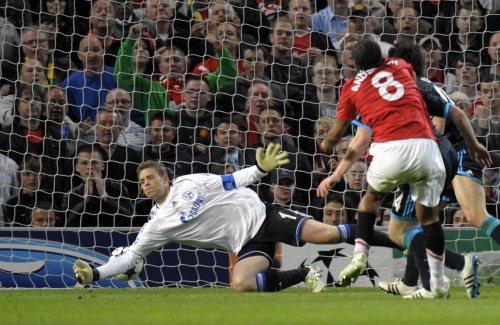 <YONHAP PHOTO-0461> Manchester's Anderson scores his side's 4th goal past Schalke keeper Manuel Neuer, left, during the Soccer Champions League second leg semifinal match between Manchester United and FC Schalke 04 in Old Trafford, Manchester, England, Wednesday, May 4, 2011. (AP Photo/dapd, Sascha Schuermann)/2011-05-05 06:15:15/ <저작권자 ⓒ 1980-2011 ㈜연합뉴스. 무단 전재 재배포 금지.>
Manchester’s Anderson scores his side’s 4th goal past Schalke keeper Manuel Neuer (left) during the Champions League semifinal between Manchester United and FC Schalke 04 in Manchester, England, Wednesday. AP-Yonhap News