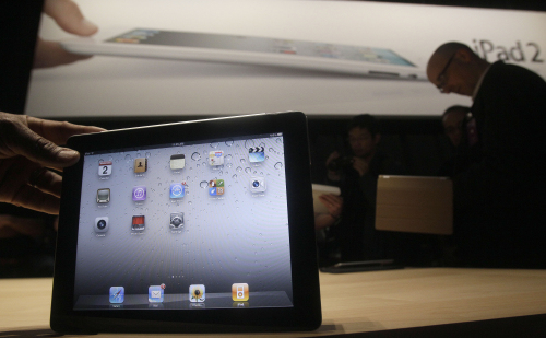 <YONHAP PHOTO-0138> FILE - In this file photo taken March 2, 2011, the iPad 2 is shown at an Apple event at the Yerba Buena Center for the Arts Theater in San Francisco. People are turning over personal information to online retailers, social networks and others in growing numbers, even as concerns about privacy mount. (AP Photo/Jeff Chiu, file)/2011-05-02 01:05:02/ <저작권자 ⓒ 1980-2011 ㈜연합뉴스. 무단 전재 재배포 금지.>
The iPad 2 is shown at an Apple event at the Yerba Buena Center for the Arts Theater in San Francisco.  AP-Yonhap News