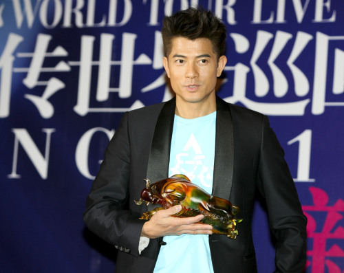 <YONHAP PHOTO-2735> (110426) -- BEIJING, April 26, 2011 (Xinhua) -- Aaron Kwok receives a gift at the press conference of Beijing stop for the "Aaron Kwok de Show Reel Live in Concert" world tour in Beijing, capital of China, April 26, 2011. The concert will hold at Beijing MasterCard center on May 27 and 28. (Xinhua)(mcg)/2011-04-26 23:29:52/ <저작권자 ⓒ 1980-2011 ㈜연합뉴스. 무단 전재 재배포 금지.>
Aaron Kwok receives a gift at the press conference of the Beijing stop for the “Aaron Kwok de Show Reel Live in Concert” world tour in Beijing, China, April 26. Xinhua-Yonhap News