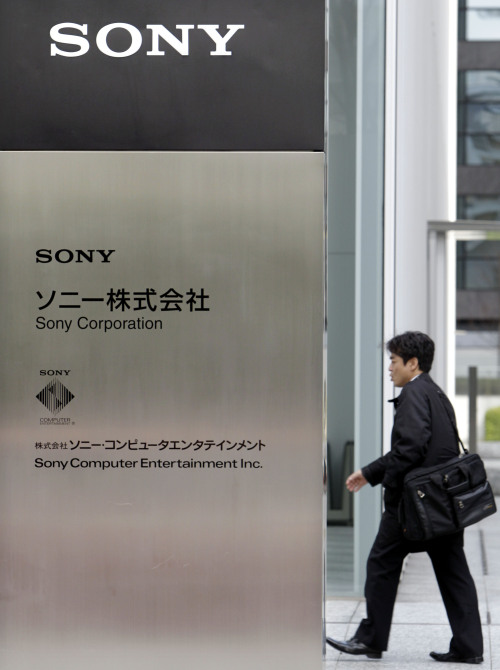 <YONHAP PHOTO-3057> FILE - In this March 10, 2011 file photo, a man heads to the headquarters of Sony Corp. in Tokyo. Sony said on Monday May 2, 2011 that hackers may have taken personal information from an additional 24.6 million user accounts after a review of the recent PlayStation Network breach found an intrusion at a division that makes multiplayer online games. (AP Photo/Koji Sasahara, File)/2011-05-03 19:35:20/ <저작권자 ⓒ 1980-2011 ㈜연합뉴스. 무단 전재 재배포 금지.>
The headquarters of Sony Corp. in Tokyo. AP-Yonhap News