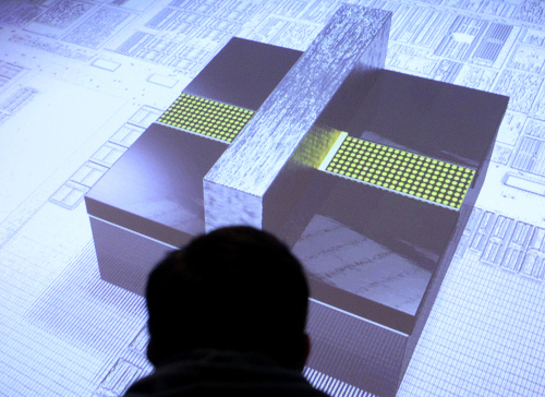 <YONHAP PHOTO-0755> A reporter watches a video showing an image of an Intel 3-D Tri-Gate transistor at an Intel announcement in San Francisco, Wednesday, May 4, 2011. Intel Corp. said Wednesday that it has redesigned the electronic switches on its chips so that computers can keep getting cheaper and more powerful. (AP Photo/Jeff Chiu)/2011-05-05 06:46:44/ <저작권자 ⓒ 1980-2011 ㈜연합뉴스. 무단 전재 재배포 금지.>
A reporter watches a video showing an image of an Intel 3-D Tri-Gate transistor at an Intel announcement in San Francisco, Wednesday.  AP-Yonhap News