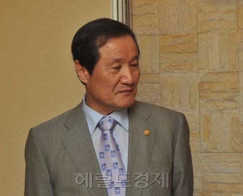 윤증현 기획재정부 장관 / 윤증현 “당면한 인플레 압력에 적극 대응해야”
