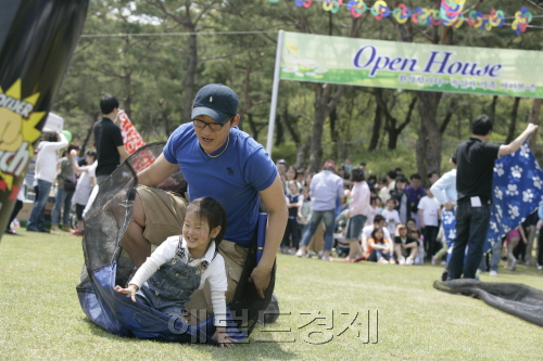 토토사이트 매입가 지난 5일 직원가족들을 회사로 초청해 가진 ‘오픈하우스’ 행사에서 계열 직원가족들이 공굴리기를 하며 즐거운 한 때를 보내고 있다. [사진제공=토토사이트 매입]