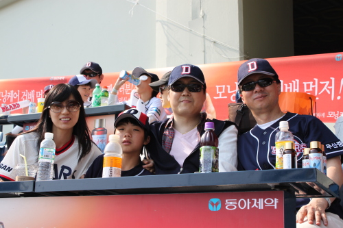 어린이날을 맞아 야구장을 찾은 토토사이트 확인 가족. 왼쪽부터 부인 천은숙, 아들 이민욱, 이환, 주치의 홍영선 서울성모병원장.