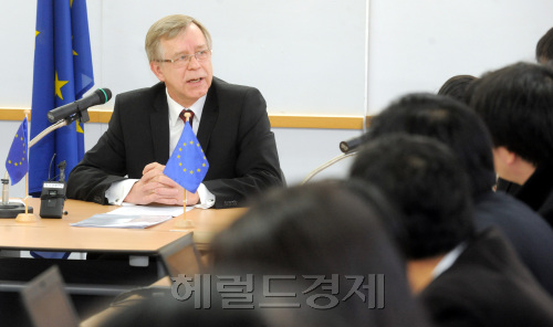 프랑스 스트라스부르에서 17일(현지시간) 한국과 유럽연합(EU) 간 자유무역협정(FTA) 비준동의안이 유럽의회를 통과한 가운데 18일 오전 서울 신문로 주한 유럽연합 대표부에서 이와 관련 기자회견이 열리고 있다./안훈기자 rosedale@ 2011.02.18
프랑스 스트라스부르에서 17일(현지시간) 한국과 유럽연합(EU) 간 자유무역협정(FTA) 비준동의안이 유럽의회를 통과한 가운데 18일 오전 서울 신문로 주한 유럽연합 대표부에서 이와 관련 기자회견이 열리고 있다./안훈기자 rosedale@ 2011.02.18