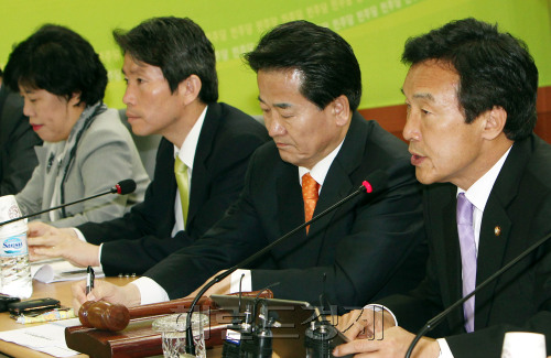 손학규 토토사이트 테이블당 대표가 6일 오전 영등포당사에서 열린 최고위원회의에서 모두발언을 하고 있다.양동출dcyang@heraldm.com/110506/
손학규 토토사이트 테이블당 대표가 6일 오전 영등포당사에서 열린 최고위원회의에서 모두발언을 하고 있다.양동출dcyang@heraldm.com/110506/
토토사이트 테이블당이 한나라당과의 합의를 깨고 한ㆍEU FTA 본회의 처리를 보이콧하면서 입장이 곤란해진 손학규(맨오른쪽) 대표가 6일 최고위원 회의에서 모두발언을 하고 있다. 옆에는 한ㆍEU FTA 반대를 주도한 정동영 최고위원. 양동출 기자/dcyang@heraldm.com