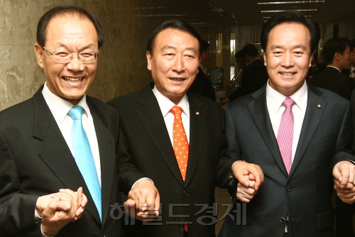 한나라당 차기 원내지도부 선출을 위해 6일 오전 국회에서 열린 의원총회장에 앞에서 원내대표로 출마한 황우여(왼쪽부터), 안경률, 이병석 의원이 손을 맞잡고 포즈를 취하고 있다.양동출dcyang@heraldm.com/110506/
한나라당 차기 원내지도부 선출을 위해 6일 오전 국회에서 열린 의원총회장에 앞에서 원내대표로 출마한 황우여(왼쪽부터), 안경률, 이병석 의원이 손을 맞잡고 포즈를 취하고 있다.양동출dcyang@heraldm.com/110506/
한나라당 차기 원내지도부 선출을 위해 6일 오전 국회에서 열린 의원총회장에 앞에서 원내대표로 출마한 황우여(왼쪽부터), 안경률, 이병석 의원이 손을 맞잡고 포즈를 취하고 있다.  양동출 기자/dcyang@heraldm.com