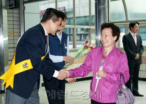 어버이날을 앞두고 6일 오전 지하철 명예역장 체험행사에 나선 홍정욱 한나라당 국회의원이 지하철 4호선 노원역에서 출근길 시민들에게 인사를 하고 있다. 서울메트로는 이날 여야 의원 18명이 1~4호선 주요 18개역에서 명예역장 체험에 참가했다고 밝혔다.<br />이상섭 기자/babtong@heraldm.com 110506
어버이날을 앞두고 6일 오전 지하철 명예역장 체험행사에 나선 홍정욱 한나라당 국회의원이 지하철 4호선 노원역에서 출근길 시민들에게 인사를 하고 있다. 서울메트로는 이날 여야 의원 18명이 1~4호선 주요 18개역에서 명예역장 체험에 참가했다고 밝혔다.
이상섭 기자/babtong@heraldm.com 110506
어버이날을 앞두고 6일 오전 지하철 명예역장 체험행사에 나선 홍정욱 한나라당 국회의원이 지하철 4호선 노원역에서 출근길 시민들에게 인사를 하고 있다. 서울메트로는 이날 여야 의원 18명이 1~4호선 주요 18개역에서 명예역장 체험에 참가했다고 밝혔다.
이상섭 기자/babtong@heraldm.com 110506