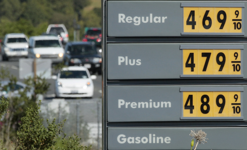 <YONHAP PHOTO-0477> A price board is shown at a Shell gas station in Novato, Calif., Thursday, May 5, 2011. Oil tumbled nearly 7 percent Thursday amid new signs that demand for fuel in the U.S. is weakening. (AP Photo/Jeff Chiu)/2011-05-06 07:32:27/ <저작권자 ⓒ 1980-2011 ㈜연합뉴스. 무단 전재 재배포 금지.>
A price board is shown at a Shell gas station in Novato, California on Thursday.  AP-Yonhap News