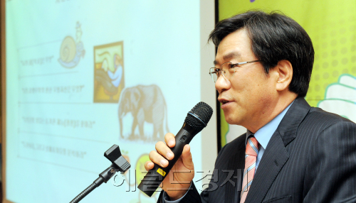 노학영 리노스 사장은 서울 정릉동 국민대에서 가진‘ 코스닥 성공 CEO 대학특강’을 통해 후배들에게 “실패를 두려워하기보다는 열정을 가지고 자신의 꿈을 향해 끊임없이 도전해야 한다”고 강조했다. 안훈 기자/rosedale@heraldm.com