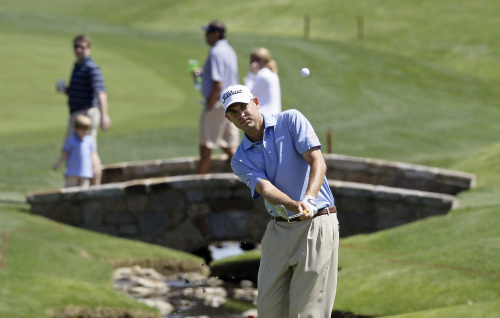 <YONHAP PHOTO-0425> Bill Haas chips onto the 18th green during the first round of the Wells Fargo Championship golf tournament at Quail Hollow Club in Charlotte, N.C., Thursday, May 5, 2011. (AP Photo/Gerry Broome)/2011-05-06 07:26:47/ <저작권자 ⓒ 1980-2011 ㈜연합뉴스. 무단 전재 재배포 금지.>
Bill Haas chips onto the 18th green during the first round of the Wells Fargo Championship golf tournament at Quail Hollow Club in Charlotte, North Carolina on Thursday.  AP-Yonhap News
Bill Haas chips onto the 18th green during the first round of the Wells Fargo Championship golf tournament at Quail Hollow Club in Charlotte, North Carolina on Thursday.  AP-Yonhap News
