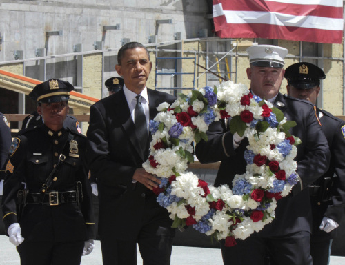<YONHAP PHOTO-0497> **RETRANSMISSION FOR ALTERNATIVE CROP** President Barack Obama, accompanied by a New York City Police officer, New York City Firefighter, and Port Authority officers, carries a wreath to be placed at the World Trade Center site in New York, Thursday, May 5, 2011. (AP Photo/Richard Drew)/2011-05-06 07:34:14/ <저작권자 ⓒ 1980-2011 ㈜연합뉴스. 무단 전재 재배포 금지.>
U.S. President Barack Obama, accompanied by a New York City Police officer, New York City Firefighter, and Port Authority officers, carries a wreath to be placed at the World Trade Center site in New York on Thursday.    AP-Yonhap News