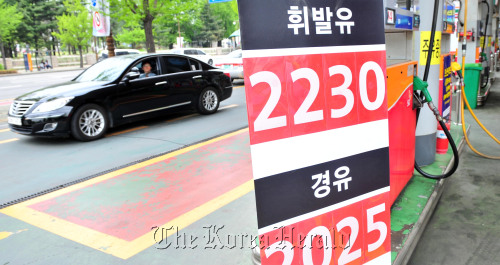 A gas station in Yeouido, central Seoul, sells gasoline at 2,230 won per liter Friday.
Kim Myung-sup/The Korea Herald