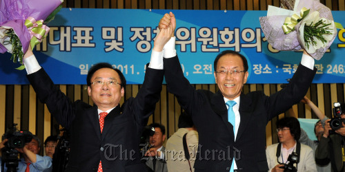 한나라당의 새 원내대표에 중립성향 4선의 황우여 의원(오른쪽) 정책위의장에 이주영 의원이 선출됐다. 박현구 기자phko@heraldm.com 2011.05.06
Rep. Hwang Woo-yea (right) and Rep. Lee Ju-young celebrate their election as floor leader and policy committee chairman of the ruling Grand National Party, respectively, on Friday.  Park Hyun-koo / The Korea Herald