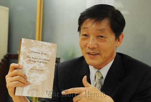 재미 언론인 김영옥 자서전작가.<br />이상섭 기자 babtong@heraldm.com 2011.05.04
Korean-American journalist Han Woo-sung shows an English translation of his book about Col. Kim Young-oak in Seoul on Wednesday.   Lee Sang-sub/The Korea Herald