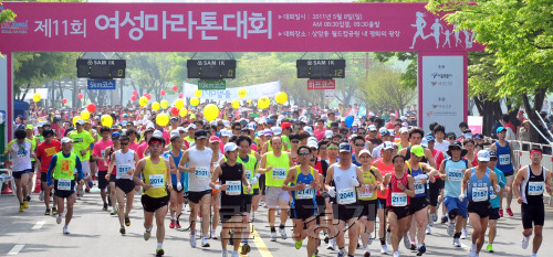 8일 오전 서울 상암 월드컵공원에서 열린 제11회 여성마라톤대회에서 참가한 시민들이 힘찬 출발을 하고 있다.<br />김명섭 기자 msiron@
8일 오전 서울 상암 월드컵공원에서 열린 제11회 여성마라톤대회에서 참가한 시민들이 힘찬 출발을 하고 있다.
김명섭 기자 msiron@
