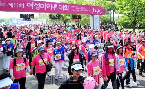 8일 오전 서울 상암 월드컵공원에서 열린 제11회 여성마라톤대회에서 참가한 시민들이 힘찬 출발을 하고 있다.<br />김명섭 기자 msiron@
8일 오전 서울 상암 월드컵공원에서 열린 제11회 여성마라톤대회에서 참가한 시민들이 힘찬 출발을 하고 있다.
김명섭 기자 msiron@