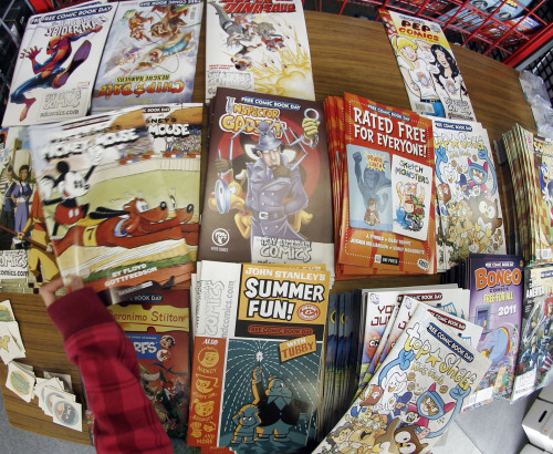 <YONHAP PHOTO-0491> Nine-year-old Grace Mitchell picks up a "Mickey Mouse" comic book as she looks over the free comic books available at the New Dimensions Comics store on Free Comic Book Day, Saturday, May 7, 2011 in Cranberry, Pa. Grace came to the store with her twin sister, Megan, last year as well to take advantage of the annual give away.(AP Photo/Keith Srakocic)/2011-05-08 05:25:25/ <저작권자 ⓒ 1980-2011 ㈜연합뉴스. 무단 전재 재배포 금지.>
Some of the the free comic books available at the New Dimensions Comics store on Free Comic Book Day, May 7 in Cranberry, Pennsylvania.  AP-Yonhap News
