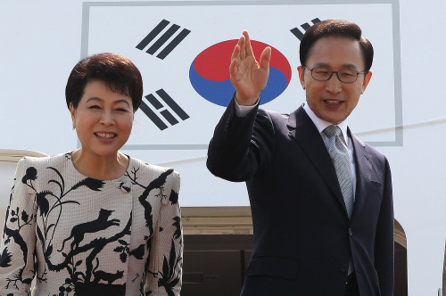 <YONHAP PHOTO-1352> 李대통령 8∼14일 유럽 3개국 순방 (성남=연합뉴스) 전수영 기자 = 독일과 덴마크, 프랑스를 방문하는 이명박 대통령과 부인 김윤옥 여사가 8일 오전 서울공항에서 전용기에 탑승하며 손을 들어 인사하고 있다. 2011.5.8 swimer@yna.co.kr/2011-05-08 10:11:51/ <저작권자 ⓒ 1980-2011 ㈜연합뉴스. 무단 전재 재배포 금지.>
President Lee Myung-bak and first lady Kim Yun-ok wave before boarding an airplane at Seoul Airport on Sunday to go on a week-long tour of Germany, Denmark and France.  Yonhap News