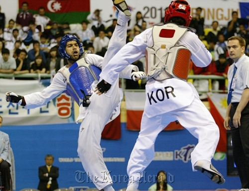 Iran’s Yousef Karami (left) competes against Korea’s Cha Dong-min in the men’s under-87kg final of the World Taekwondo Championships in Gyeongju, North Gyeongsang Province, Friday.  WTF
