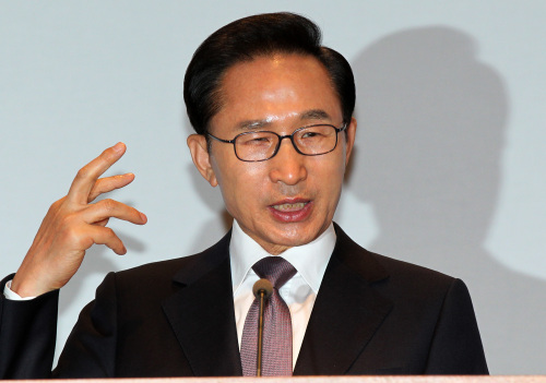 <YONHAP PHOTO-0255> 李대통령 격려사 (베를린=연합뉴스) 전수영 기자 = 유럽 3개국 순방에 나선 이명박 대통령이 8일 오후(현지시간) 독일 베를린 도린트호텔에서 열린 동포간담회에서 격려사를 하고 있다. 2011.5.9 swimer@yna.co.kr/2011-05-09 05:16:33/ <저작권자 ⓒ 1980-2011 ㈜연합뉴스. 무단 전재 재배포 금지.>
<YONHAP PHOTO-0255> 李대통령 격려사 (베를린=연합뉴스) 전수영 기자 = 유럽 3개국 순방에 나선 이명박 대통령이 8일 오후(현지시간) 독일 베를린 도린트호텔에서 열린 동포간담회에서 격려사를 하고 있다. 2011.5.9 swimer@yna.co.kr/2011-05-09 05:16:33/ <저작권자 ⓒ 1980-2011 ㈜연합뉴스. 무단 전재 재배포 금지.>
<YONHAP PHOTO-0255> 李대통령 격려사 (베를린=연합뉴스) 전수영 기자 = 유럽 3개국 순방에 나선 이명박 대통령이 8일 오후(현지시간) 독일 베를린 도린트호텔에서 열린 동포간담회에서 격려사를 하고 있다. 2011.5.9 swimer@yna.co.kr/2011-05-09 05:16:33/ <저작권자 ⓒ 1980-2011 ㈜연합뉴스. 무단 전재 재배포 금지.>