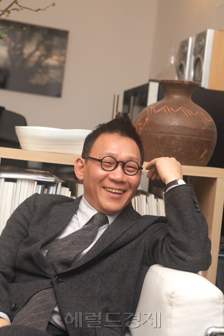 프리미엄 토토 웅갤러리 대표, 갤러리스트, 문화평론가 / 프리미엄 토토 저자 최웅철씨.."해외명품 멋지다고요? 우리 건 그 이상이죠"